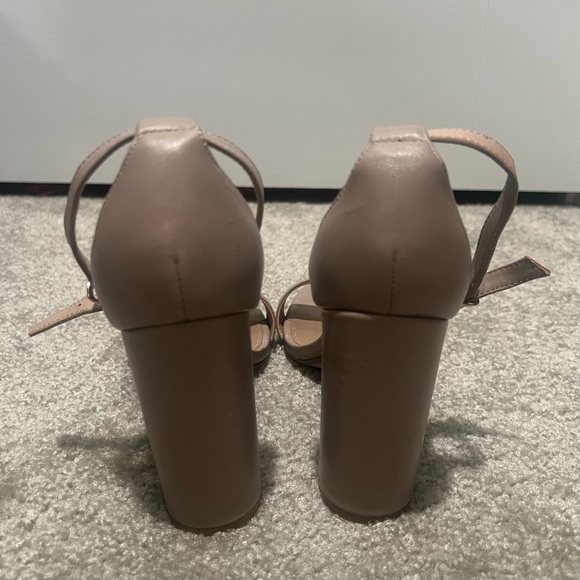 Steve Madden Carson Tan Block Heel - Picture 3 of 5